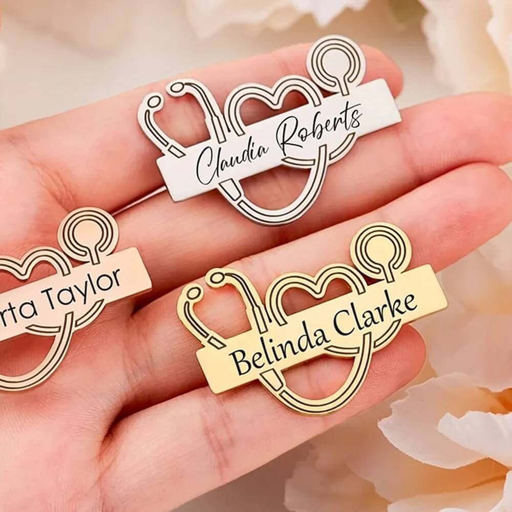 Broche Personalizado Com Nome Para Médicos - Vários Modelos