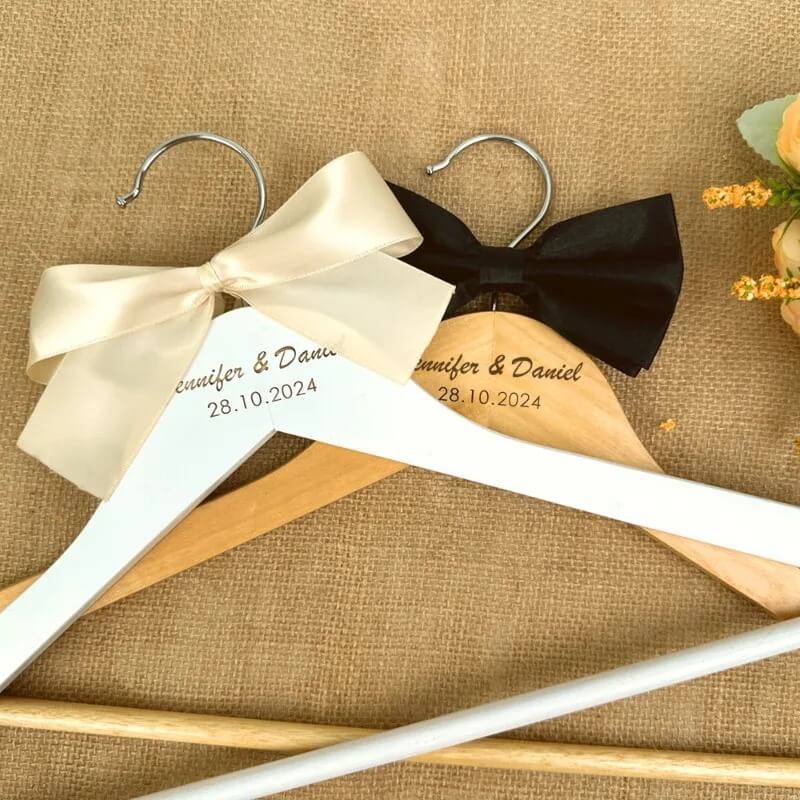 Par de Cabides de Madeira Personalizados Com Seu Nome - Para Casamento e Eventos