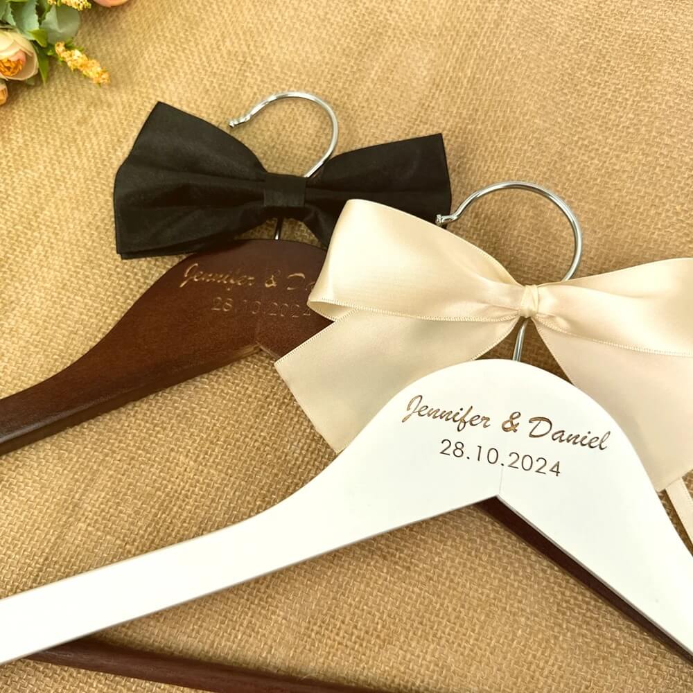 Par de Cabides de Madeira Personalizados Com Seu Nome - Para Casamento e Eventos
