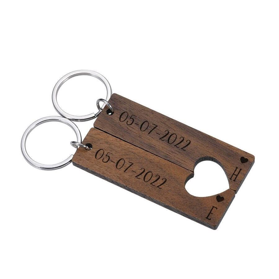 Kit Com 2 Chaveiros de Madeira Personalizados Com Data e Iniciais do Casal