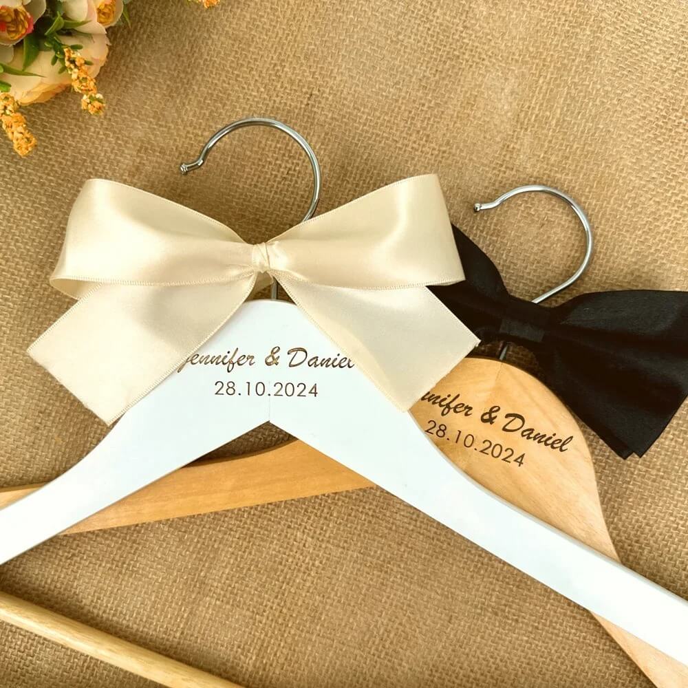 Par de Cabides de Madeira Personalizados Com Seu Nome - Para Casamento e Eventos